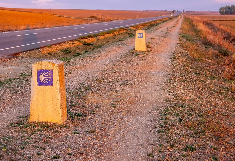 Chemins de Compostelle : pourquoi les randonnées pour se reconnecter cartonnent - unsplash - Charlotte Vanbever