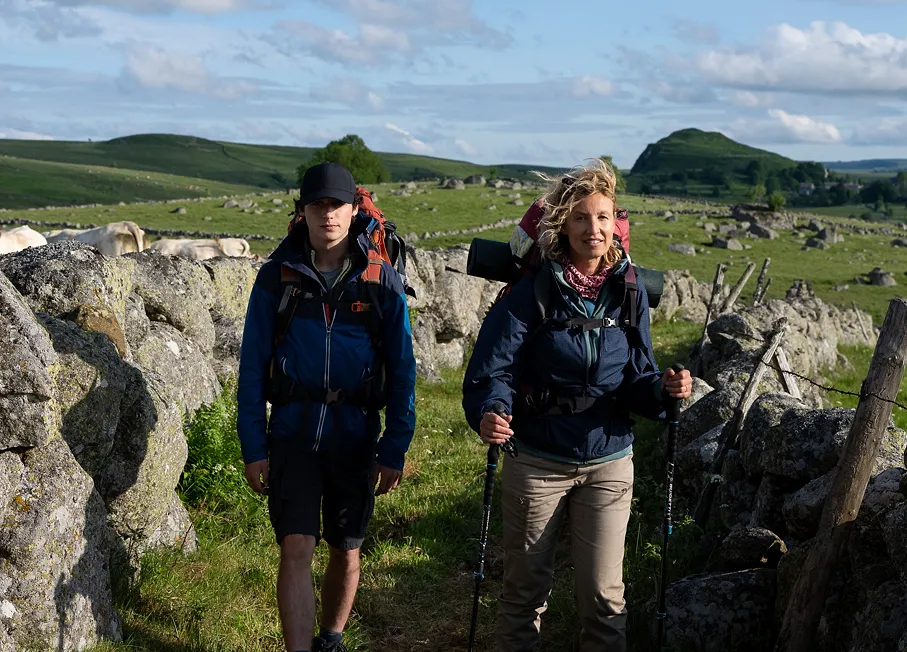 Chemins de Compostelle : pourquoi les randonnées pour se reconnecter cartonnent - Marie-Camille Orlando - Charlotte Vanbever