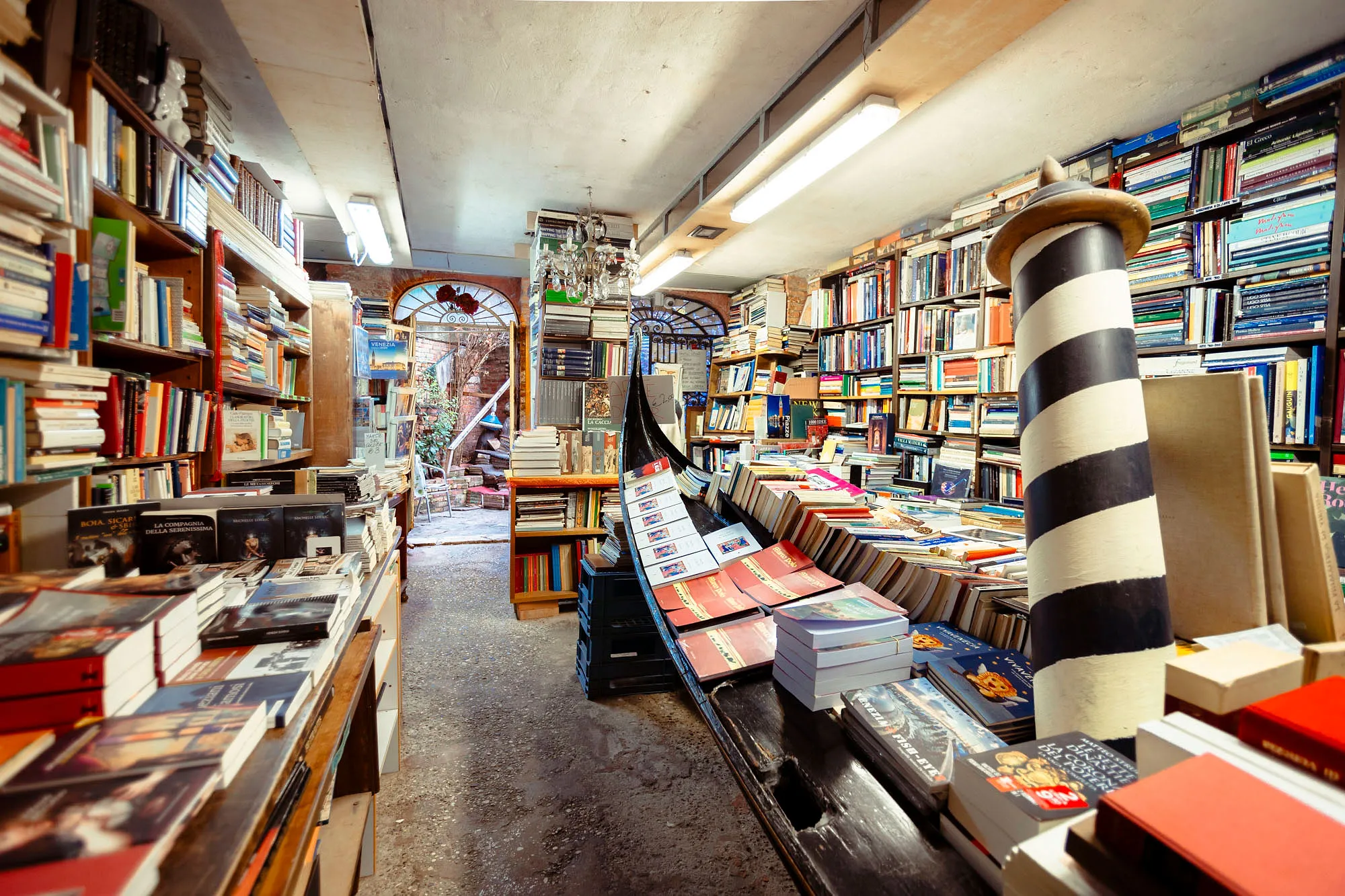 Journée mondiale du livre : six magnifiques librairies à voir au moins une fois en Europe - Aqua Alta - Noémie Maghe