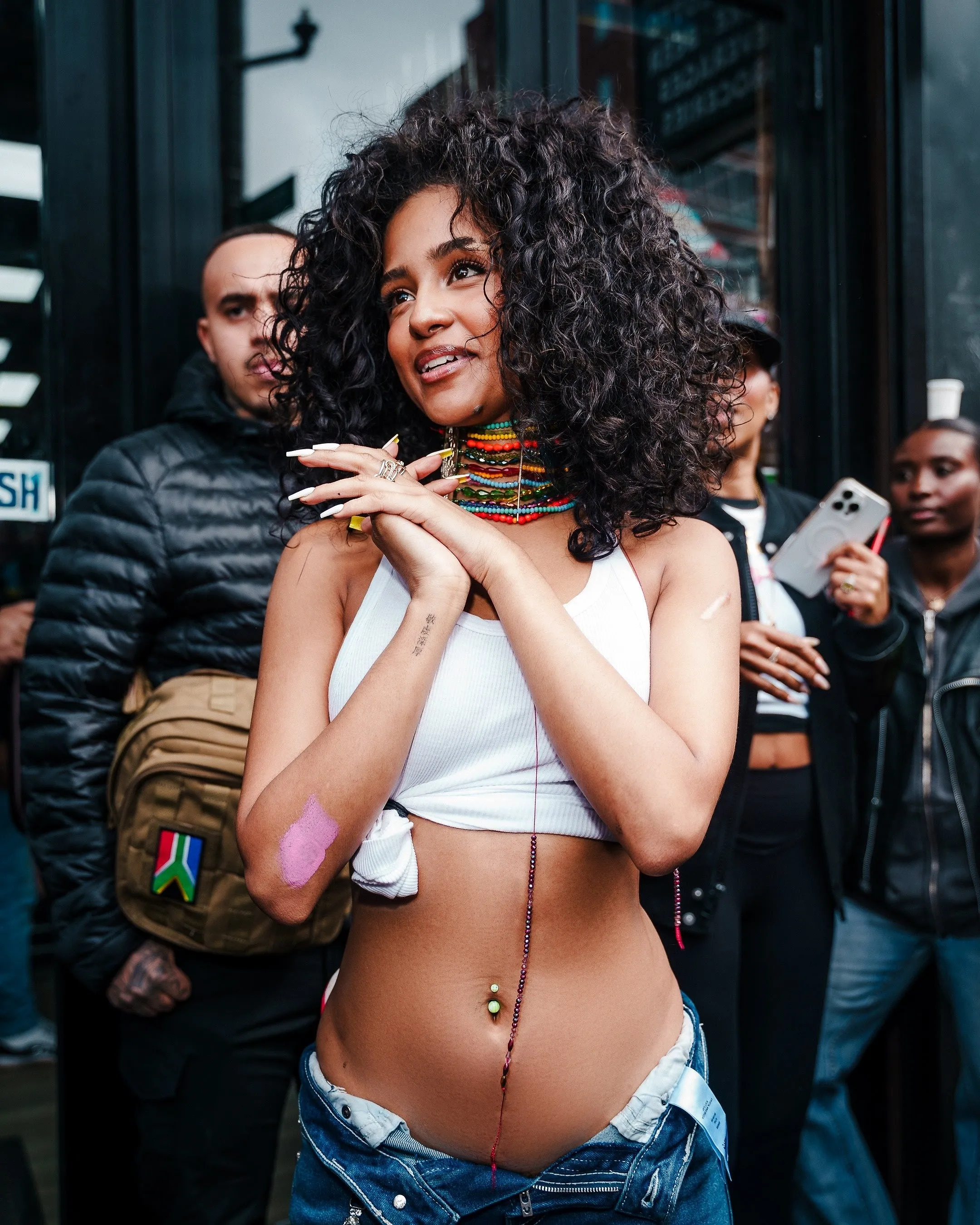 Porter son jean déboutonné : le geste mode le plus insolite du moment - Photo News - Audrey Morard