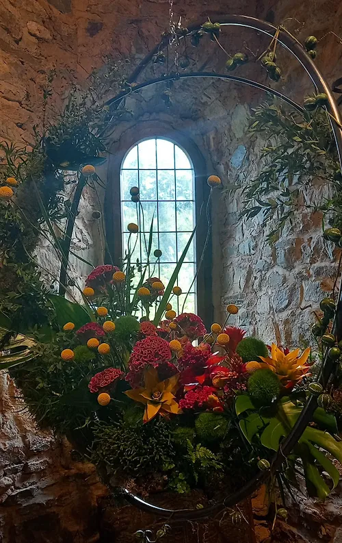 Un château belge se couvre de milliers de fleurs pour une exposition spectaculaire cet été - Facebook : Château de Reinhardstein
