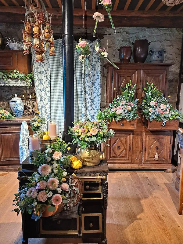 Un château belge se couvre de milliers de fleurs pour une exposition spectaculaire cet été - Facebook : Château de Reinhardstein