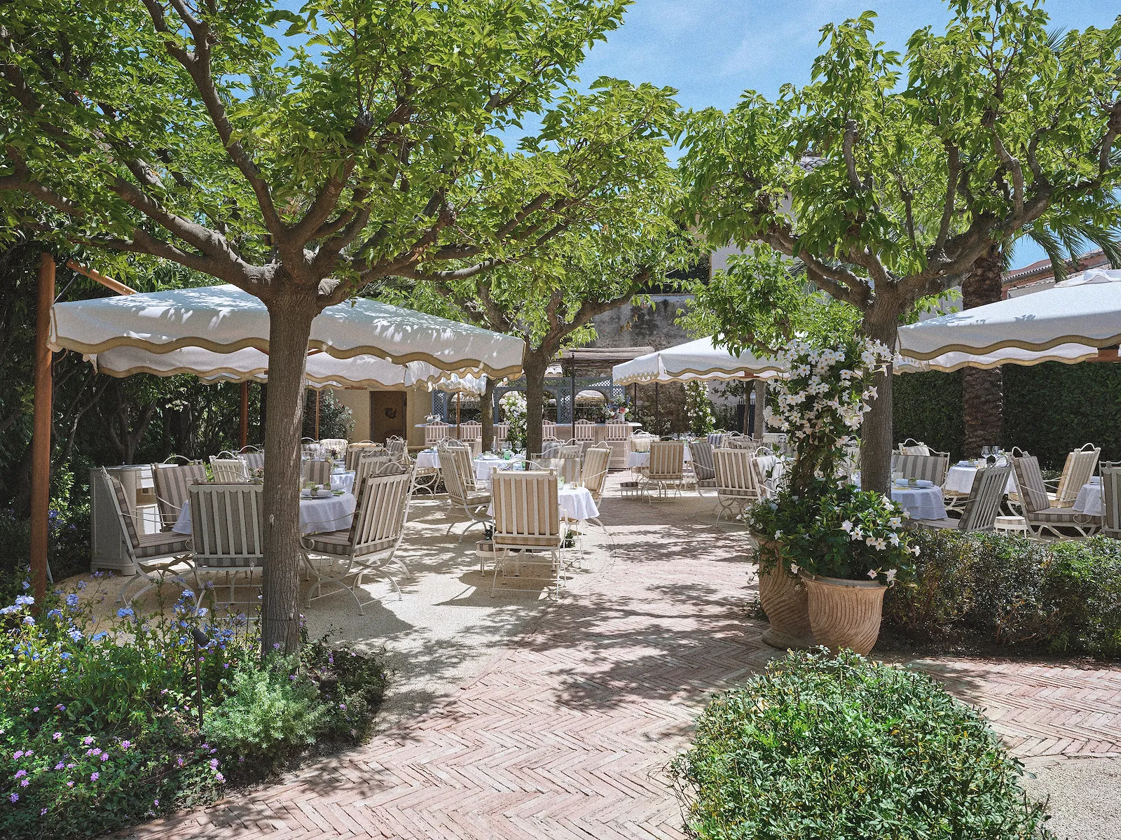 Dior rouvre sa boutique historique à Saint-Tropez et y installe un restaurant - Cloudy 9 - Florian Lorge