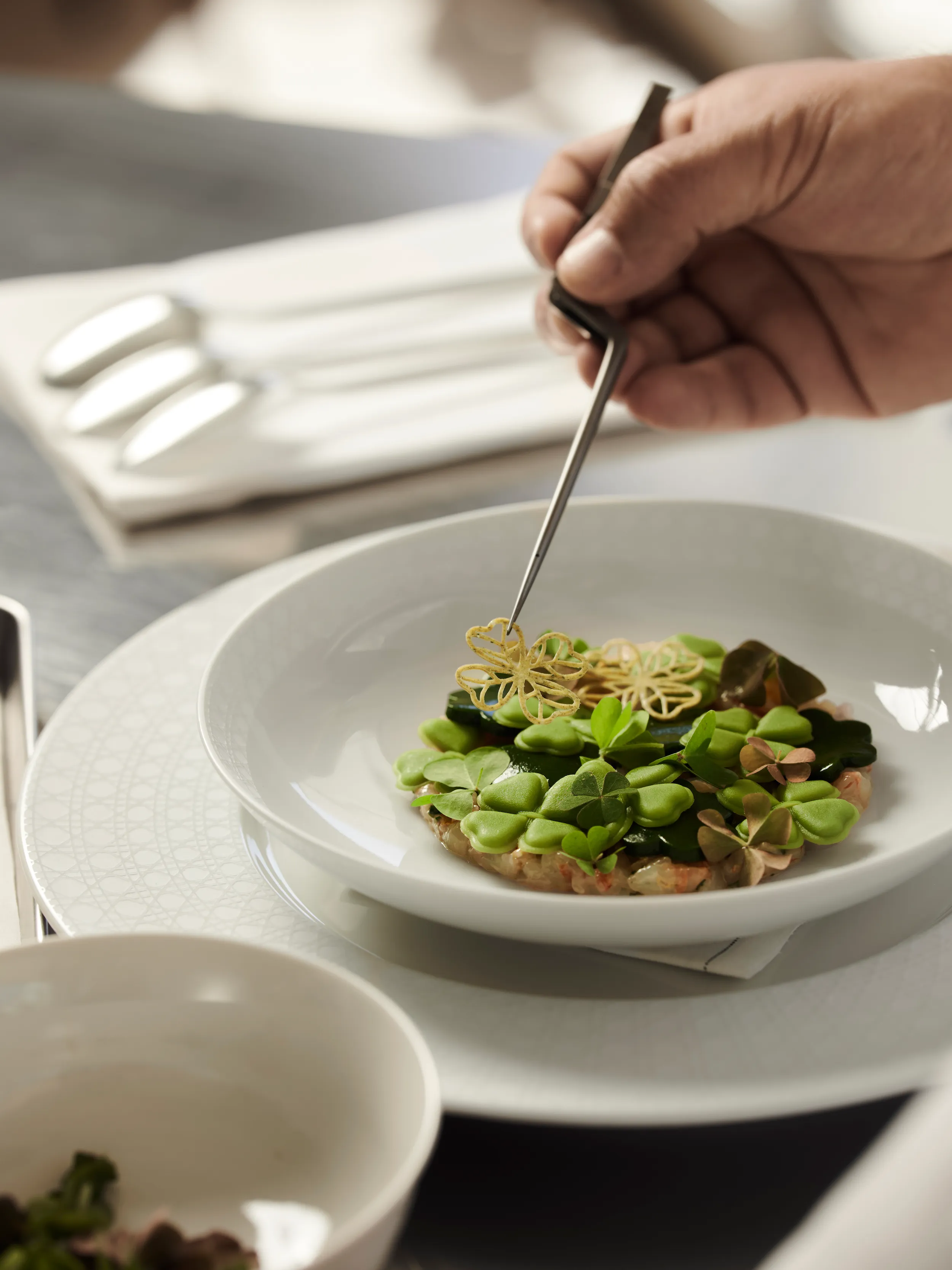 Dior rouvre sa boutique historique à Saint-Tropez et y installe un restaurant - Florian Lorge