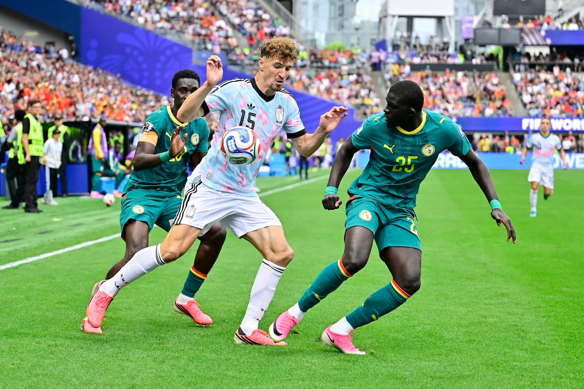 « Un pyjama pour enfant », « vraiment exceptionnel » : le maillot des Diables rouges divise la presse étrangère - Photo News - Audrey Morard