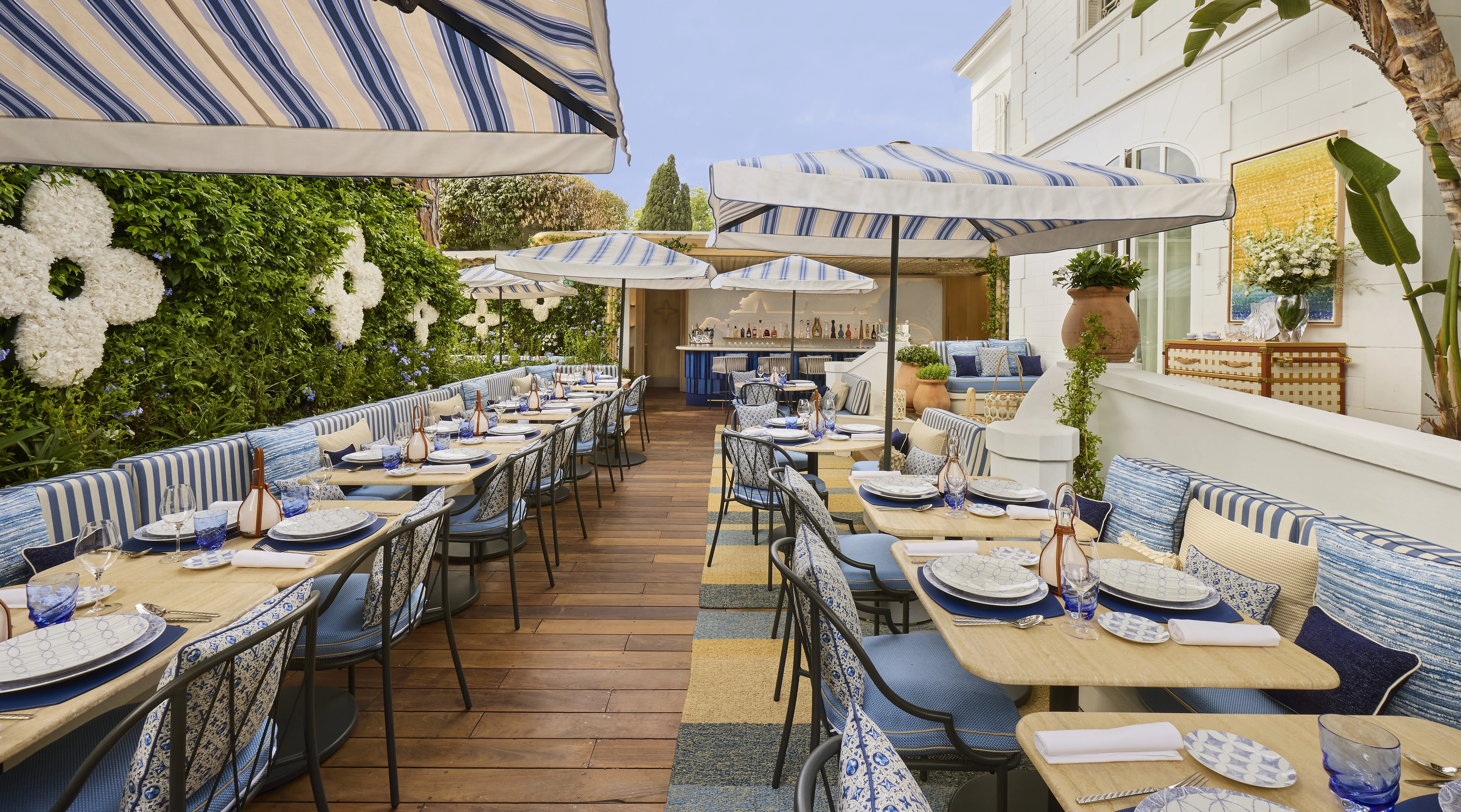 Louis Vuitton rouvre son restaurant étoilé à Saint-Tropez - Tan-Dem Web Agency - Clarisse Dejardin