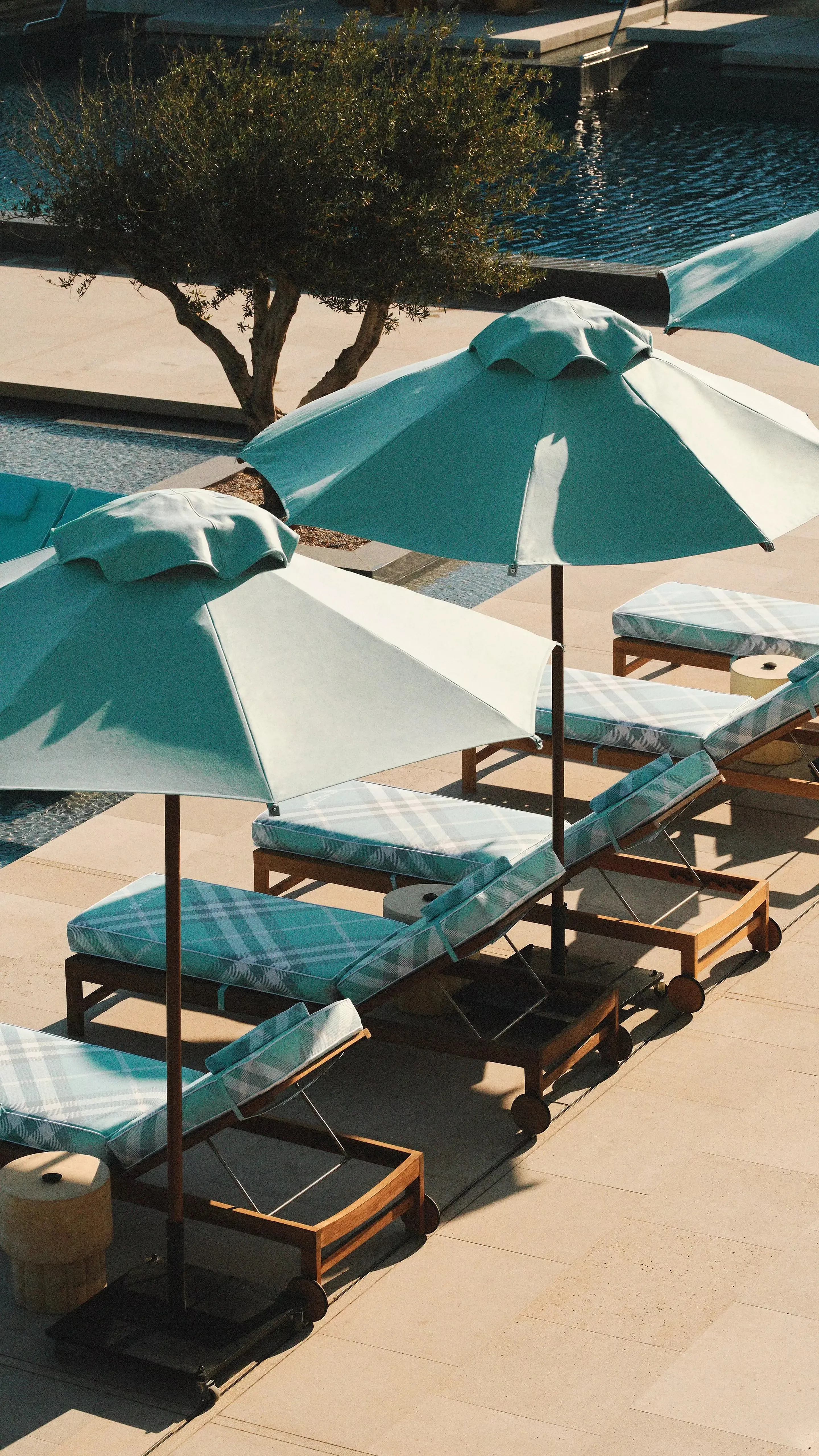 Burberry s’invite sur la Riviera athénienne avec une adresse estivale exclusive - Burberry - Clarisse Dejardin
