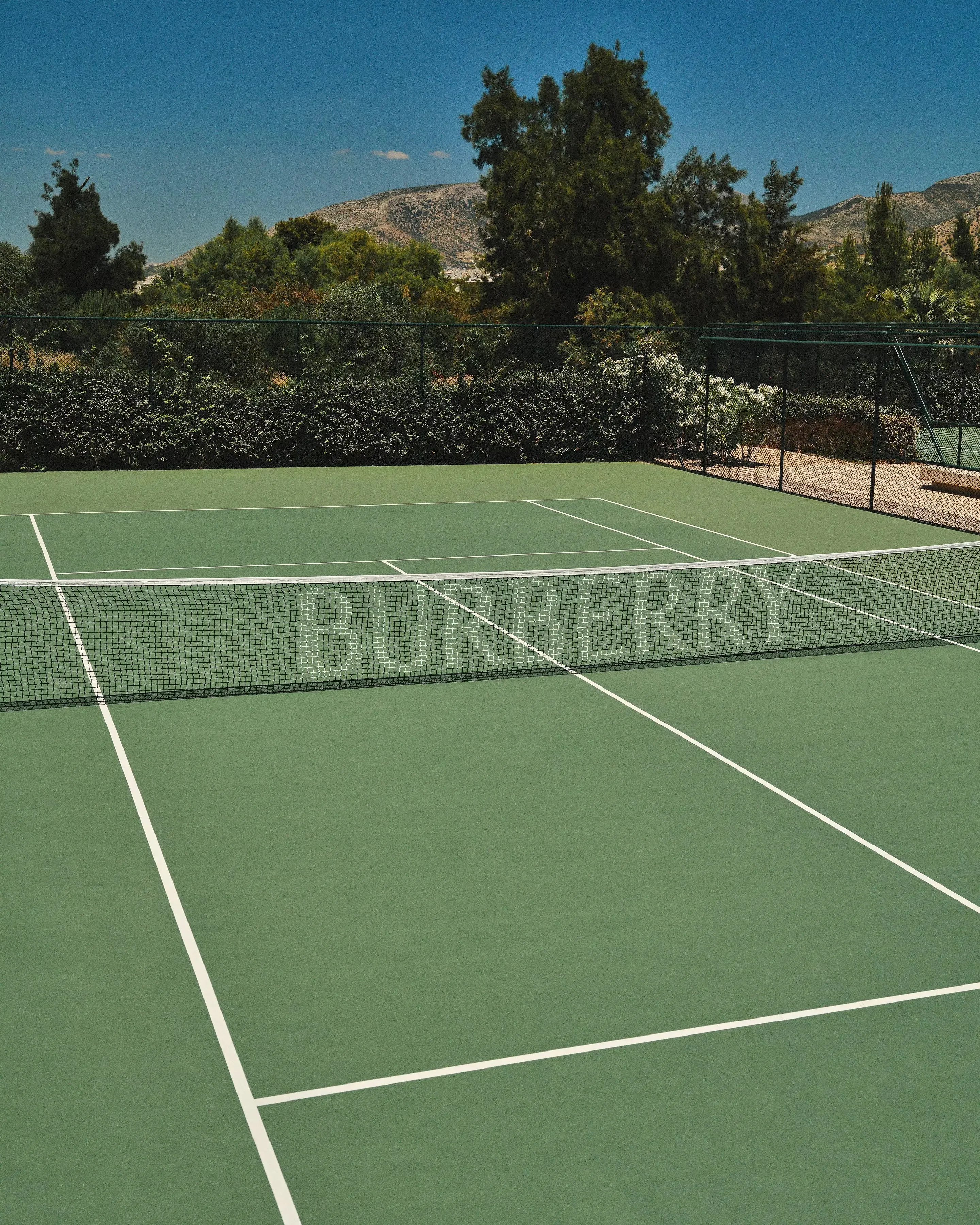 Burberry s’invite sur la Riviera athénienne avec une adresse estivale exclusive - Burberry - Clarisse Dejardin