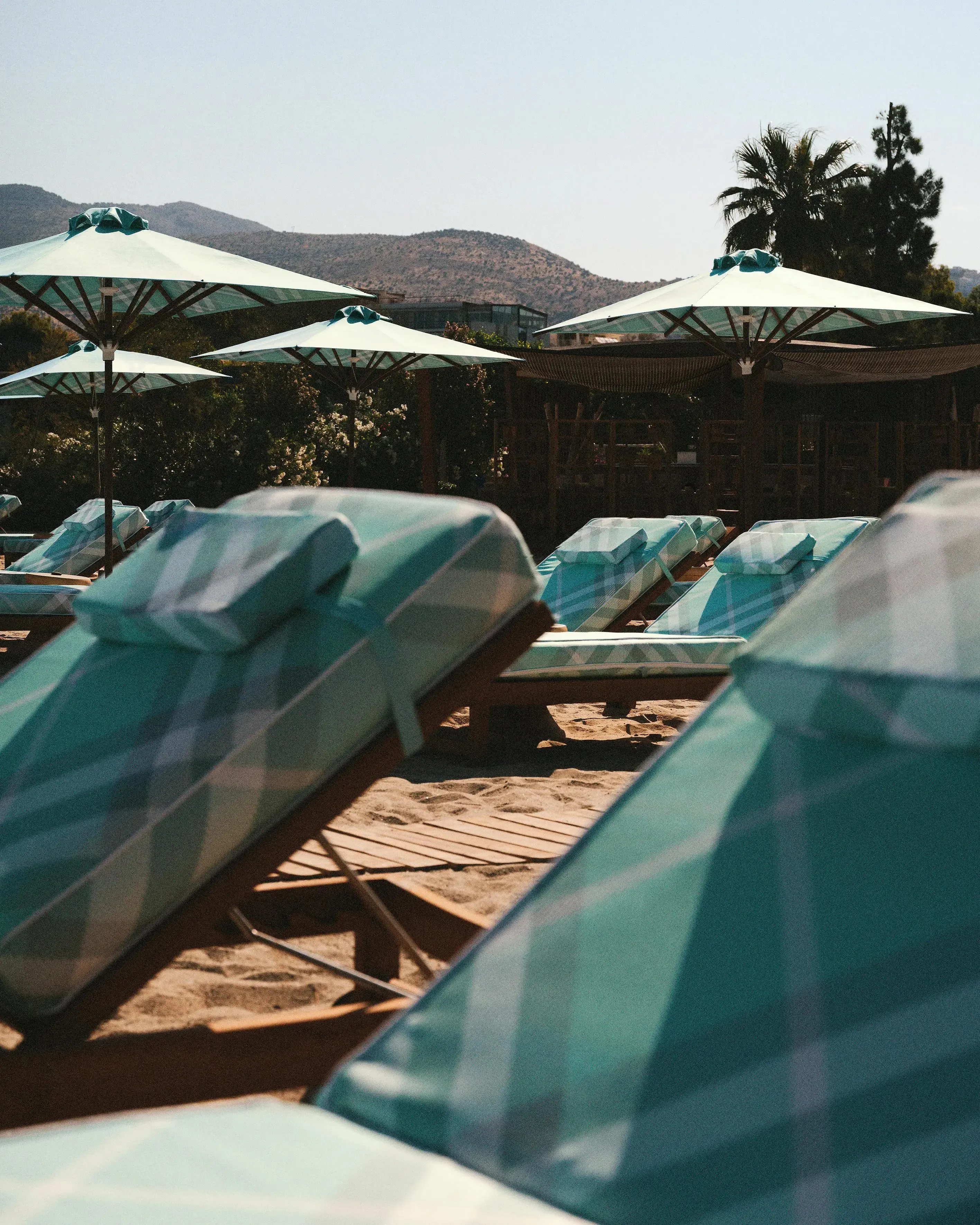 Burberry s’invite sur la Riviera athénienne avec une adresse estivale exclusive - Burberry - Clarisse Dejardin
