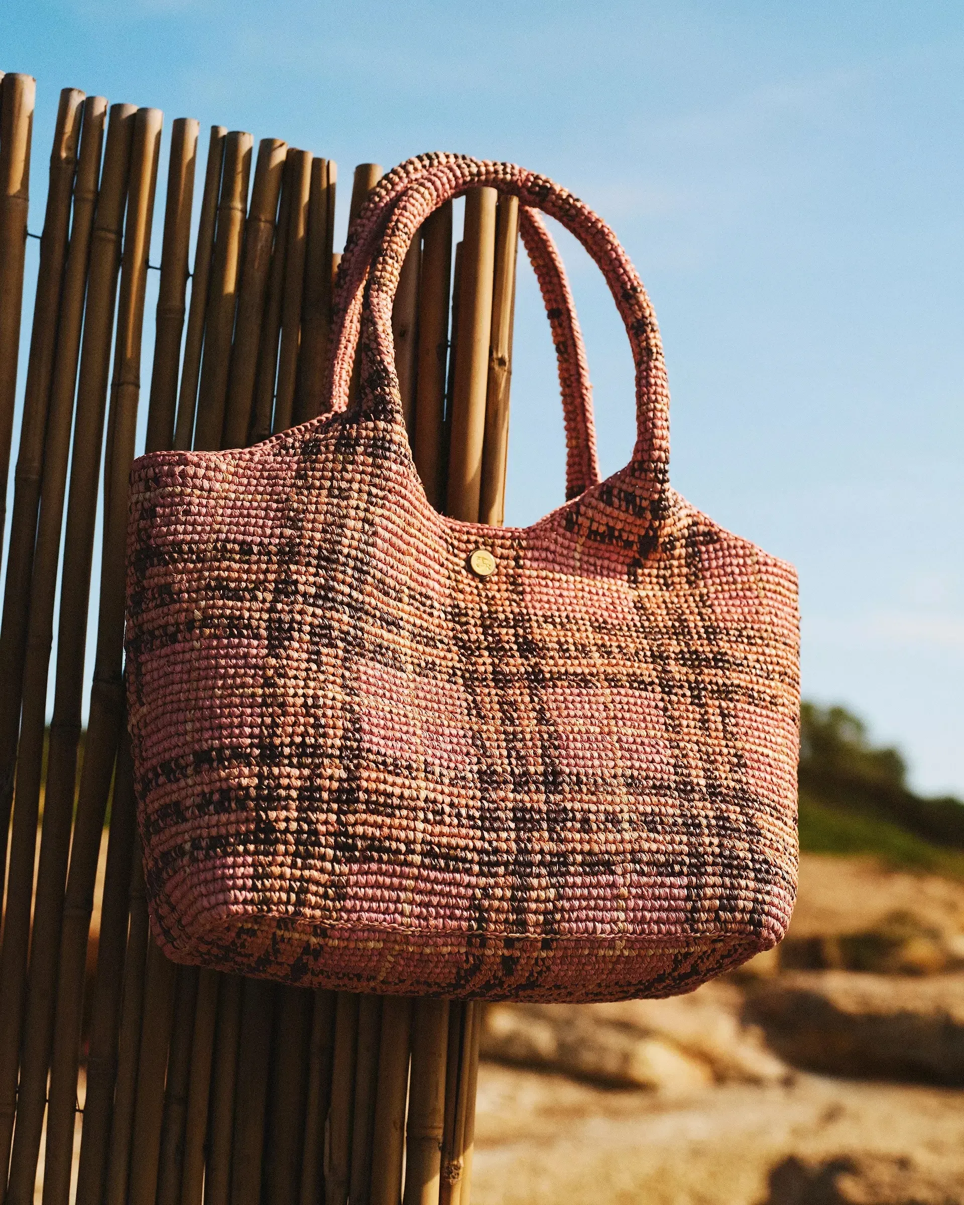 Burberry s’invite sur la Riviera athénienne avec une adresse estivale exclusive - Burberry - Clarisse Dejardin