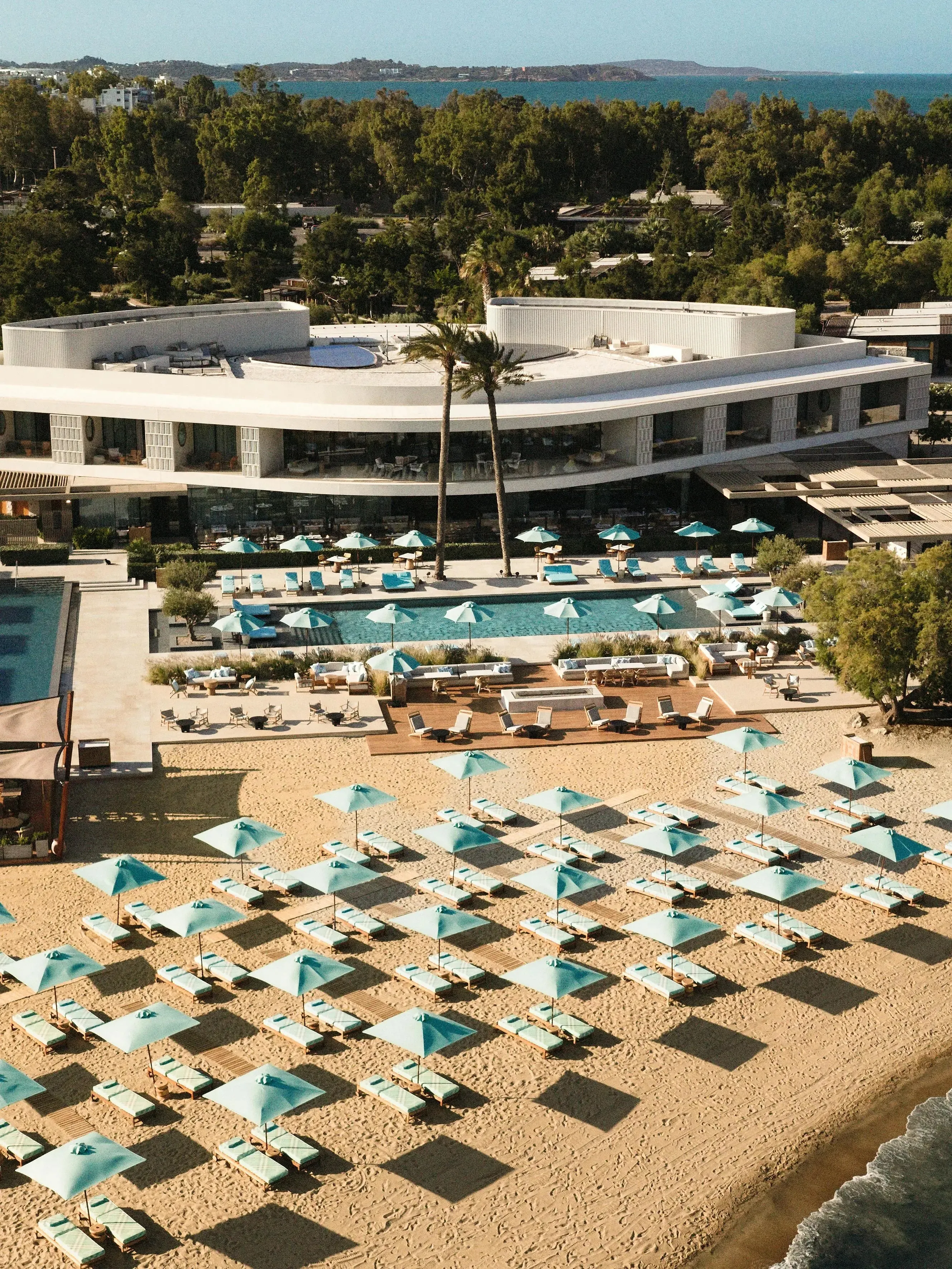 Burberry s’invite sur la Riviera athénienne avec une adresse estivale exclusive - Burberry - Clarisse Dejardin