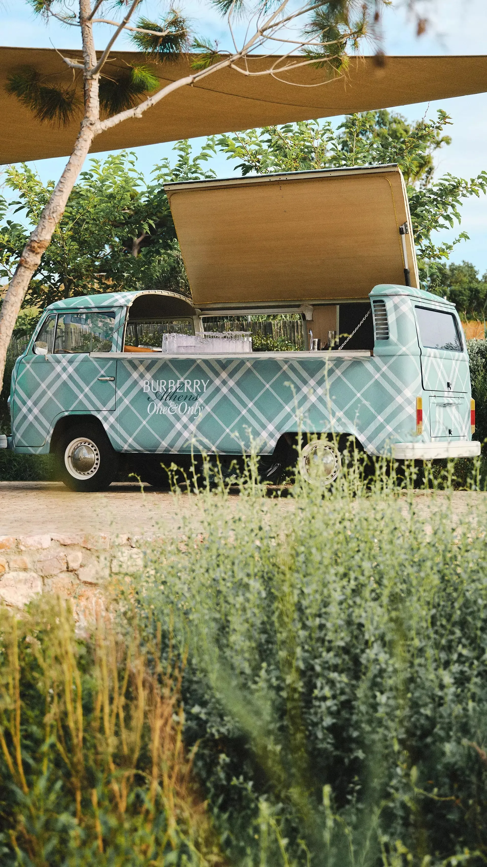Burberry s’invite sur la Riviera athénienne avec une adresse estivale exclusive - Burberry - Clarisse Dejardin
