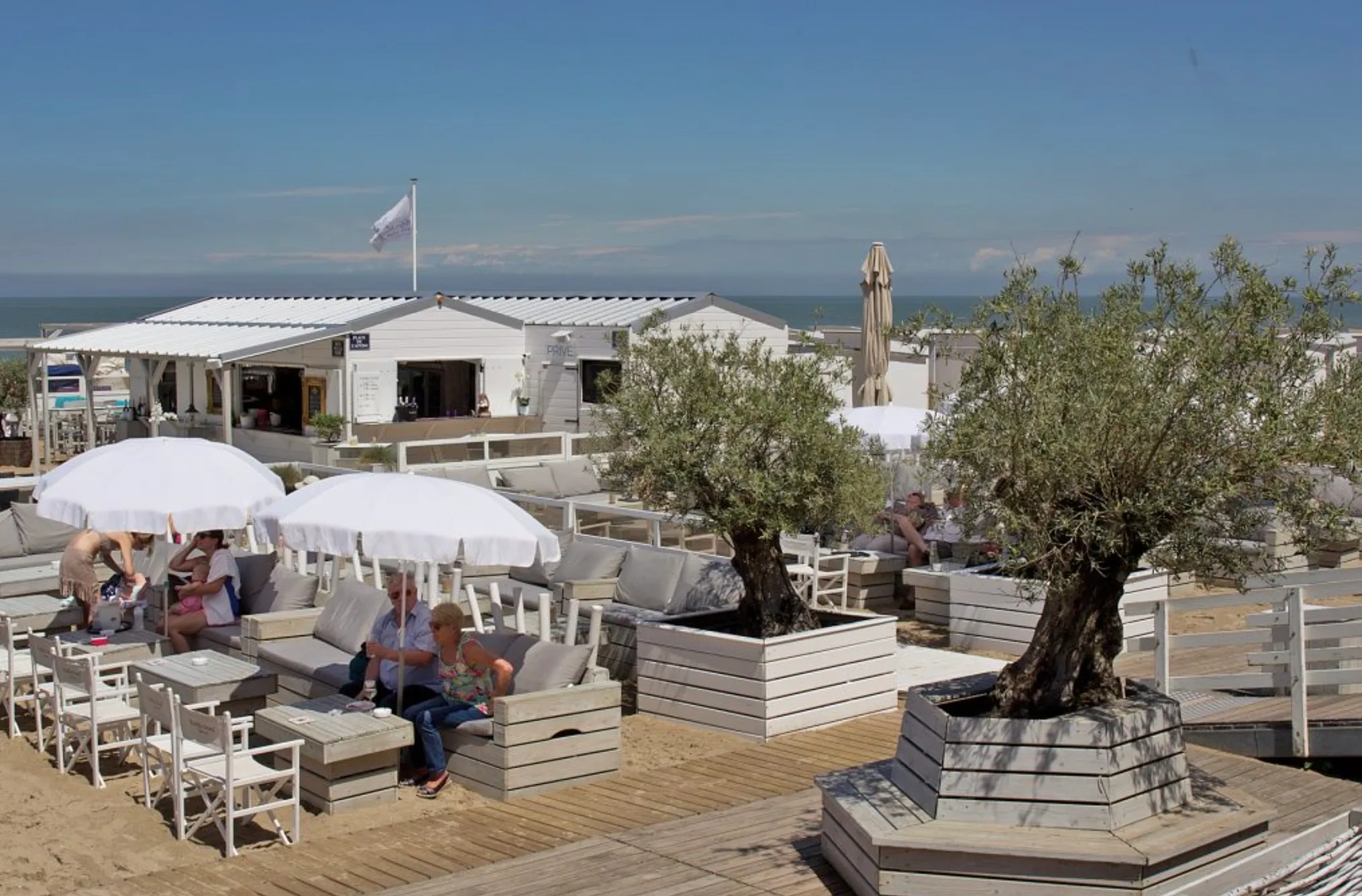 Knokke : trois beach bars à ne pas manquer dans la station balnéaire la plus chic de Belgique - Knokke Strand beach bar - Clarisse Dejardin