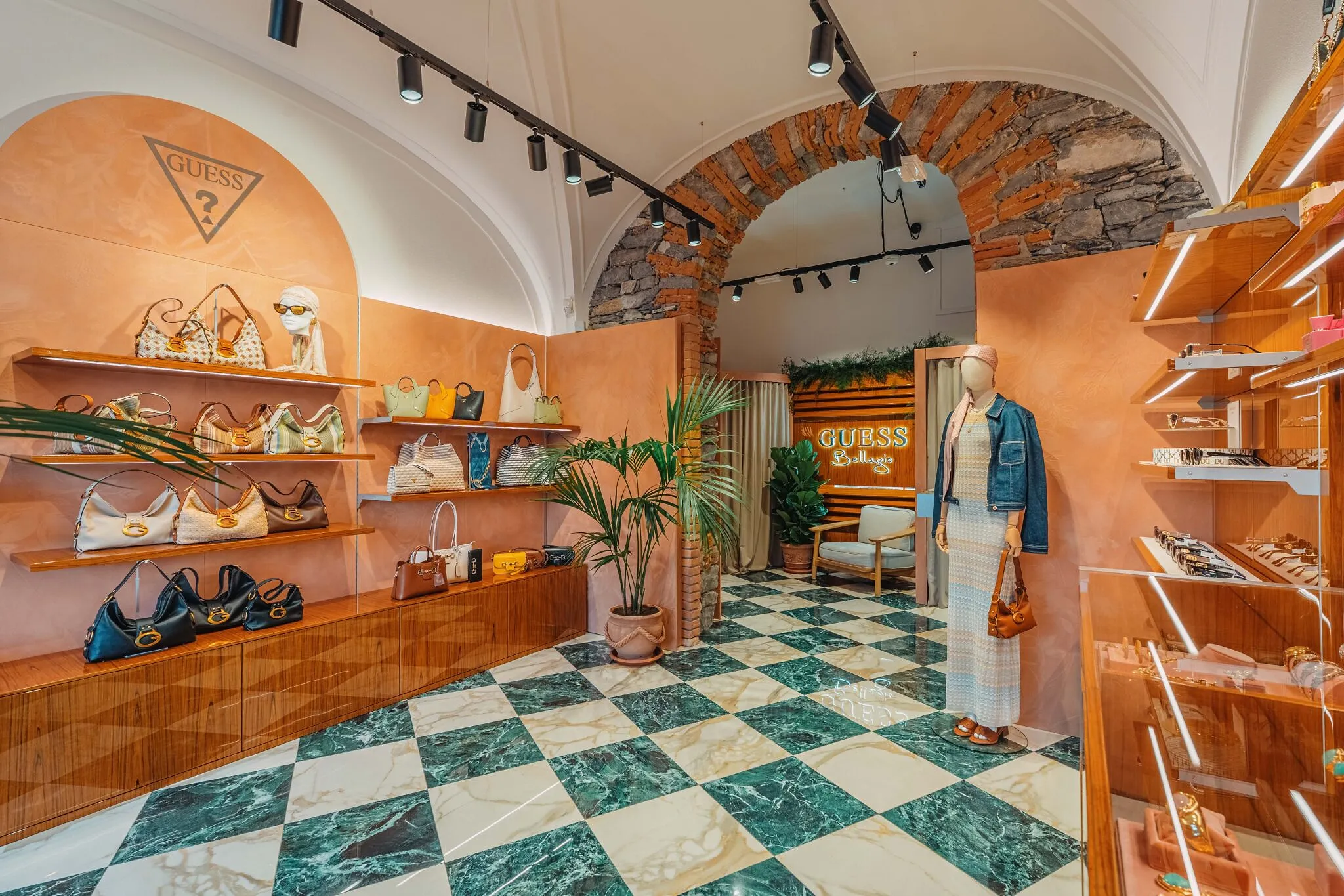 La marque Guess s’installe au lac de Côme cet été - Guess - Clarisse Dejardin