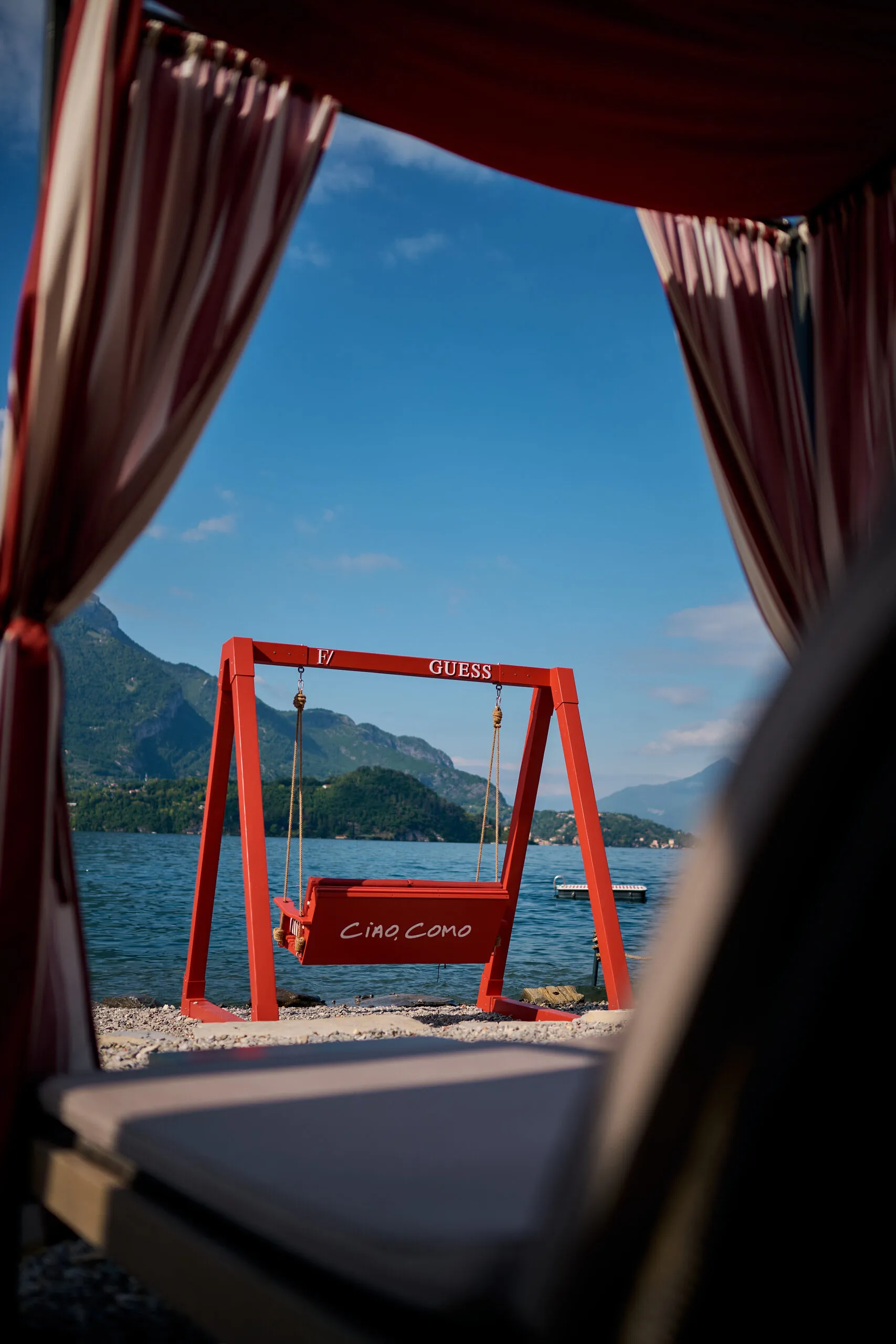 La marque Guess s’installe au lac de Côme cet été - Guess - Clarisse Dejardin