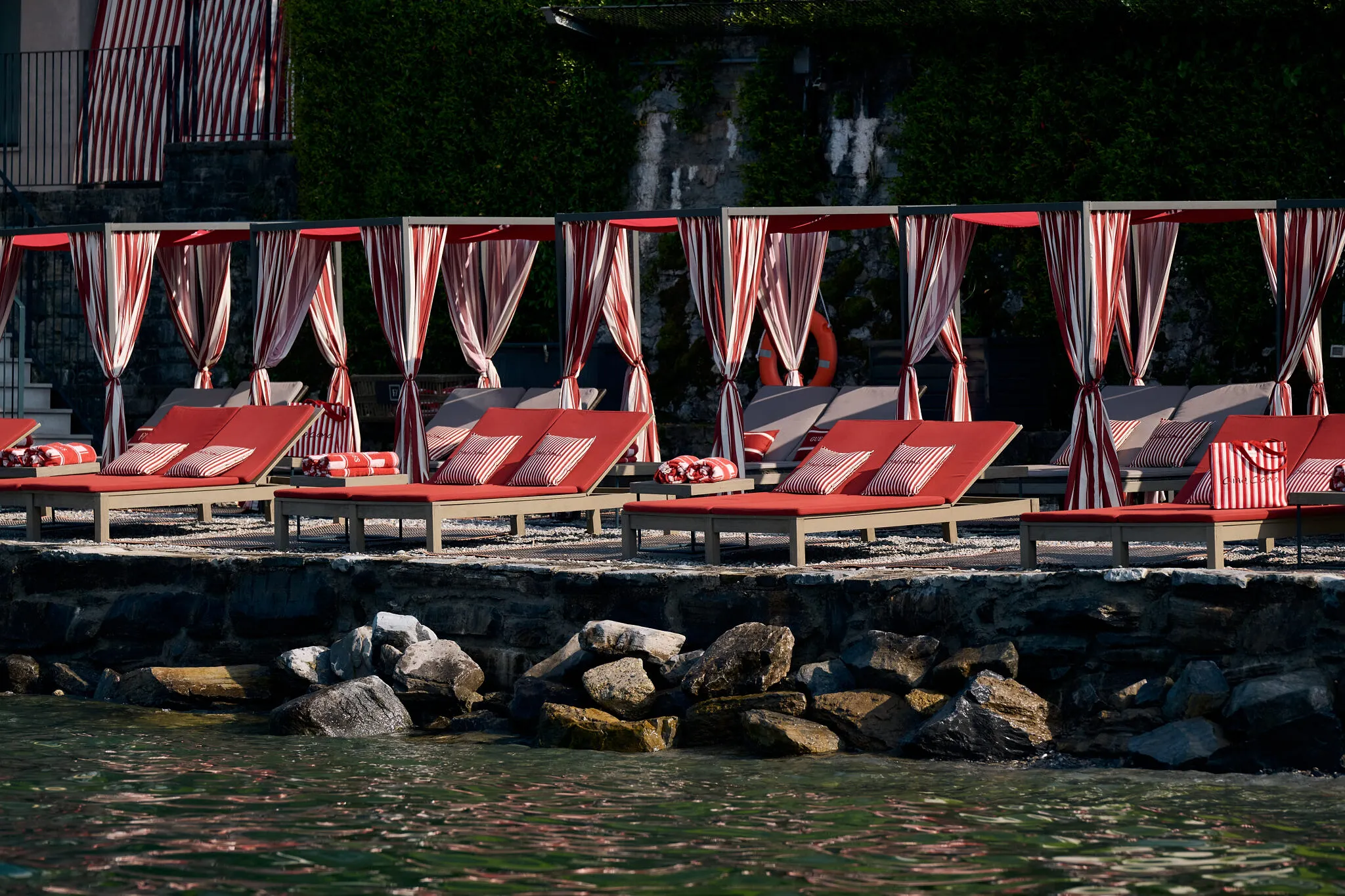 La marque Guess s’installe au lac de Côme cet été - Guess - Clarisse Dejardin