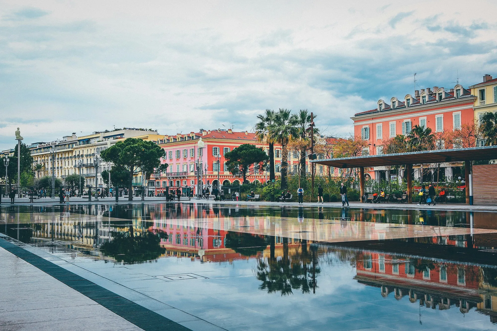 Un village italien inflige désormais une amende aux touristes en maillot de bain et torse nu - Unsplash - Audrey Morard