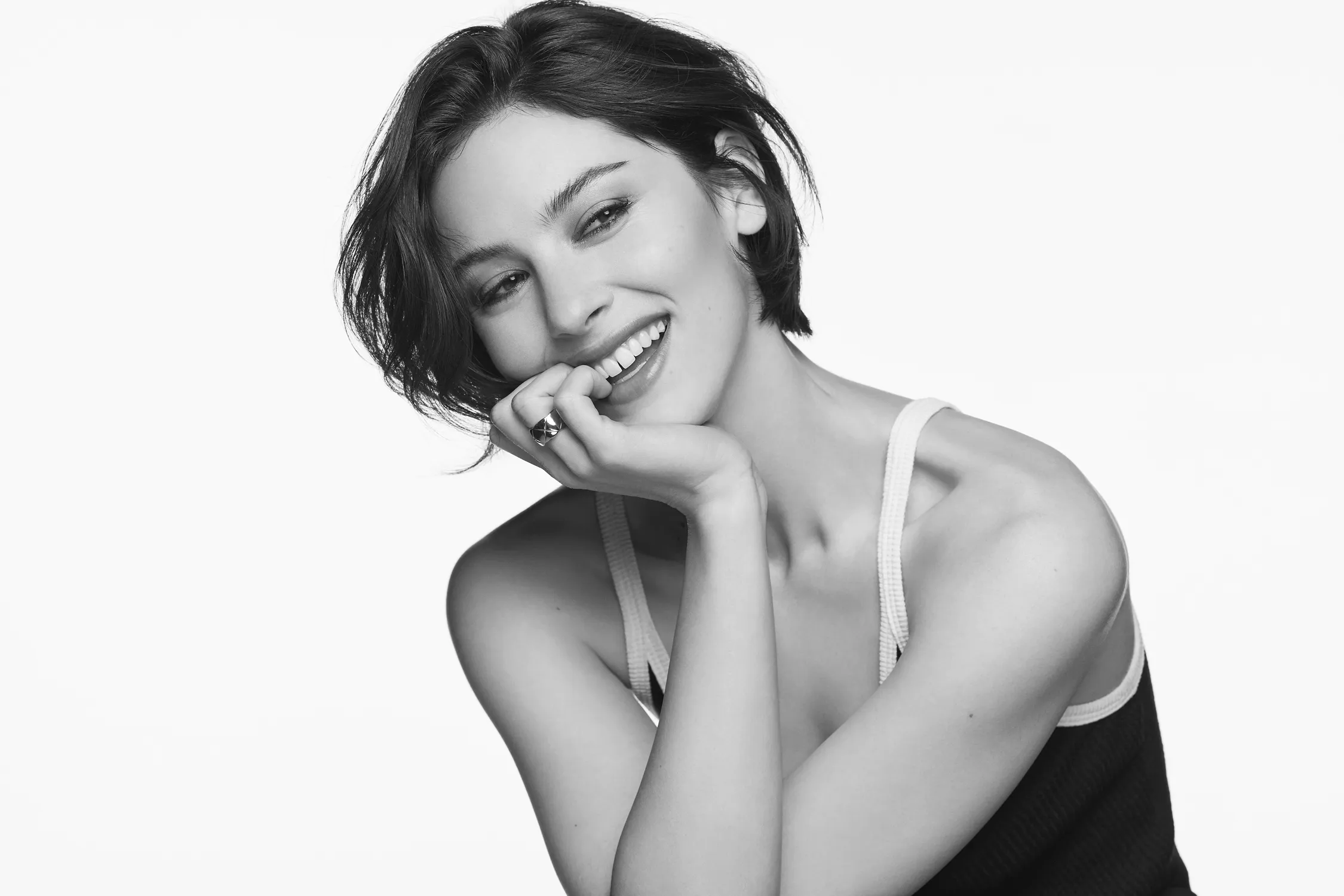 La chanteuse Gracie Abrams rejoint le cercle des égéries Chanel - Chanel - Sigrid Descamps - Journaliste