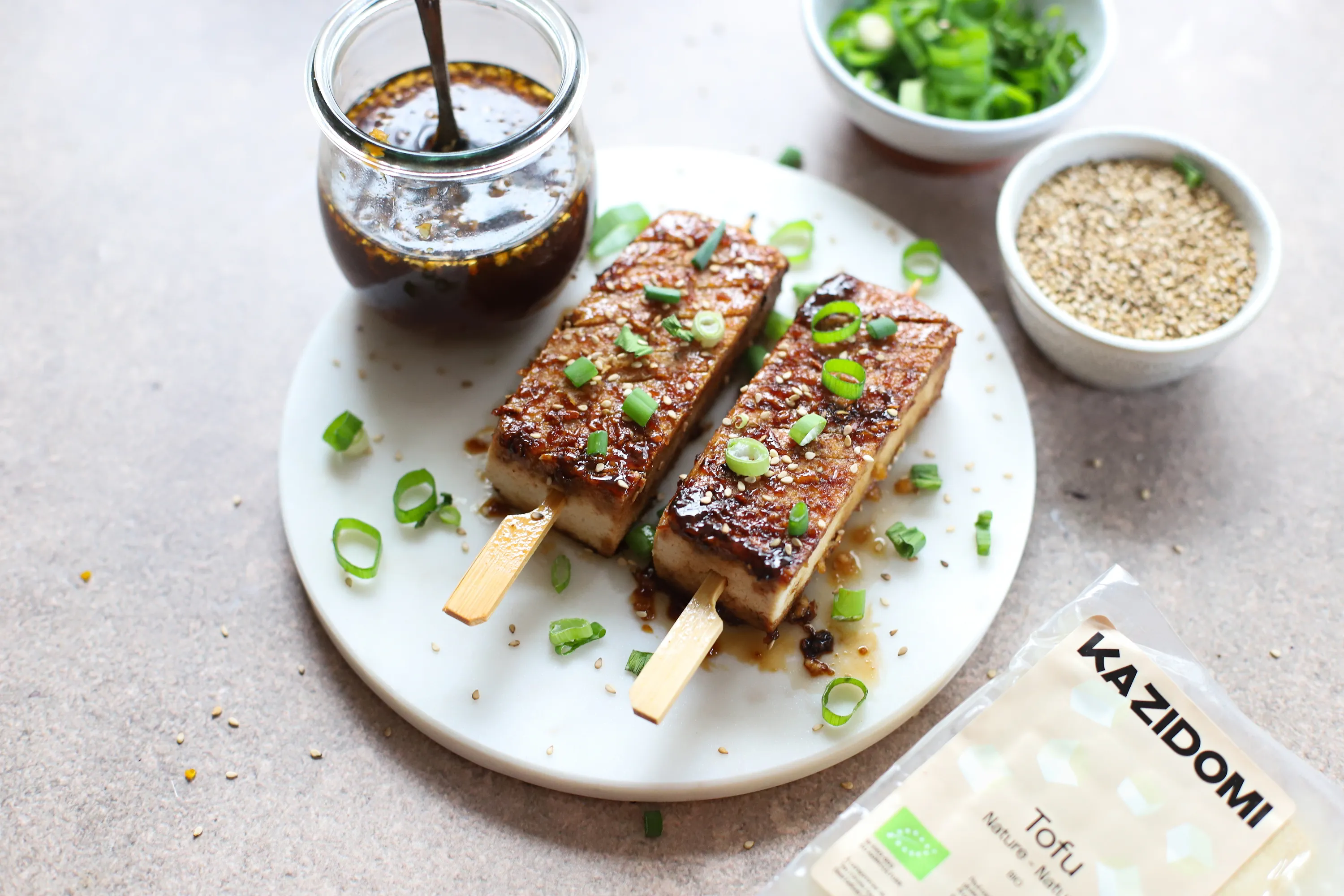 Une option végé pour nos barbecues : des brochettes de tofu - La rédaction (recette présentée par Kazidomi)