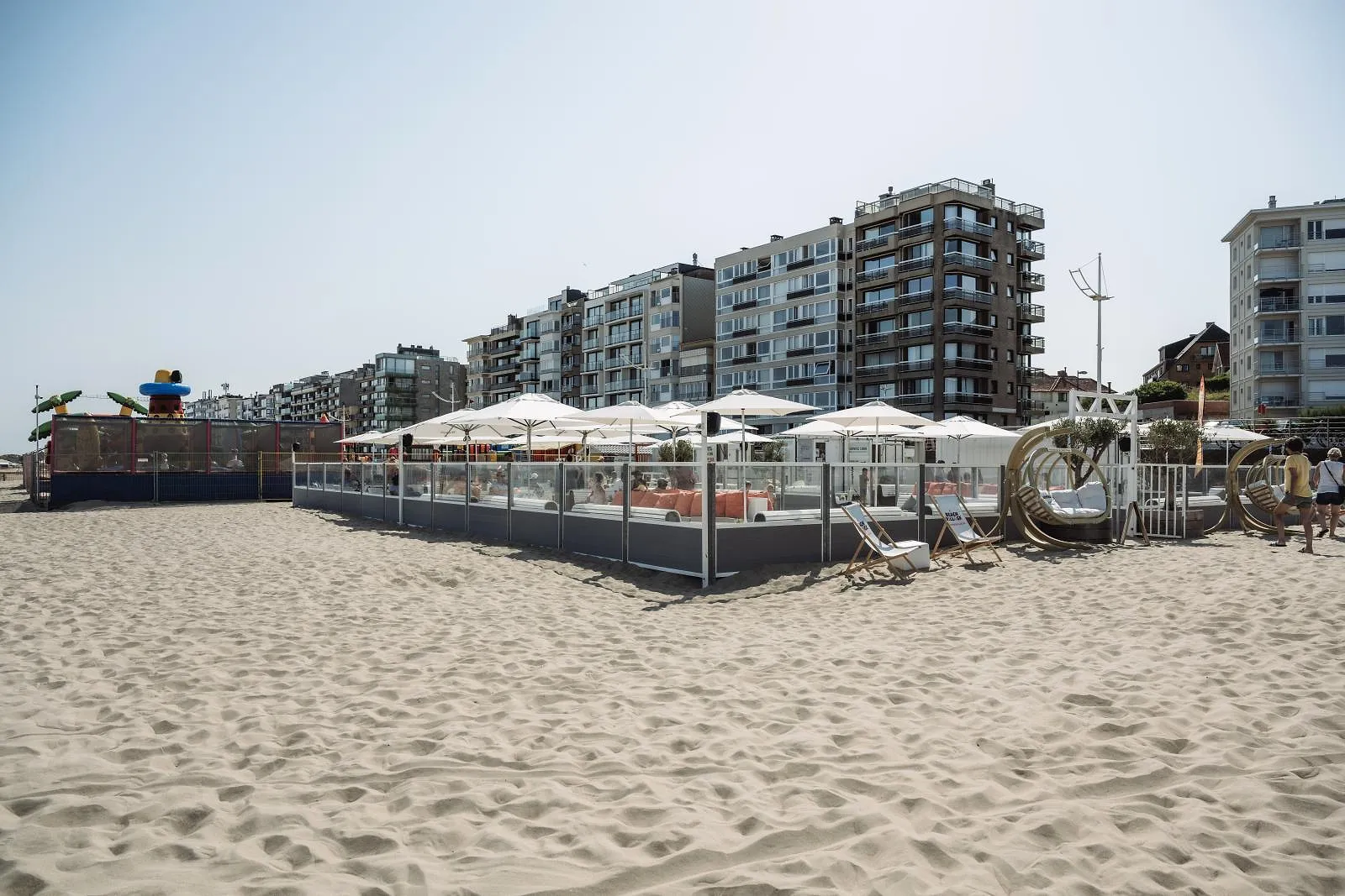 Cinq terrasses où trinquer et bien manger à La Panne et Coxyde cet été - Beach Village - Sigrid Descamps - Journaliste