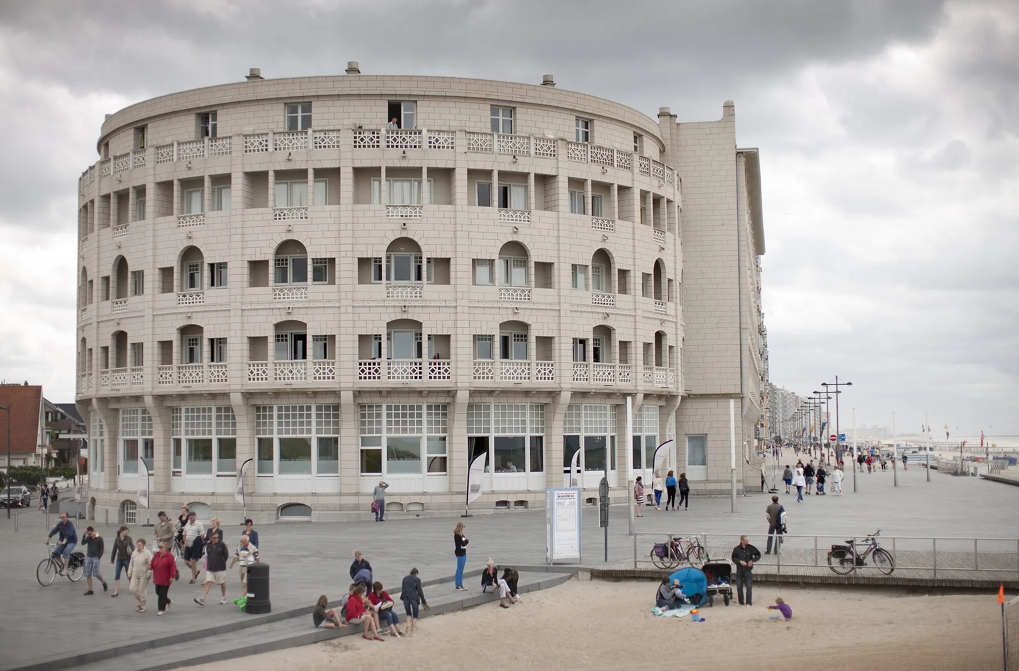 Histoire à la mer du Nord : à Middelkerke, cet imposant édifice est l’un des plus remarquables de la côte belge - Westtoer - Sigrid Descamps - Journaliste
