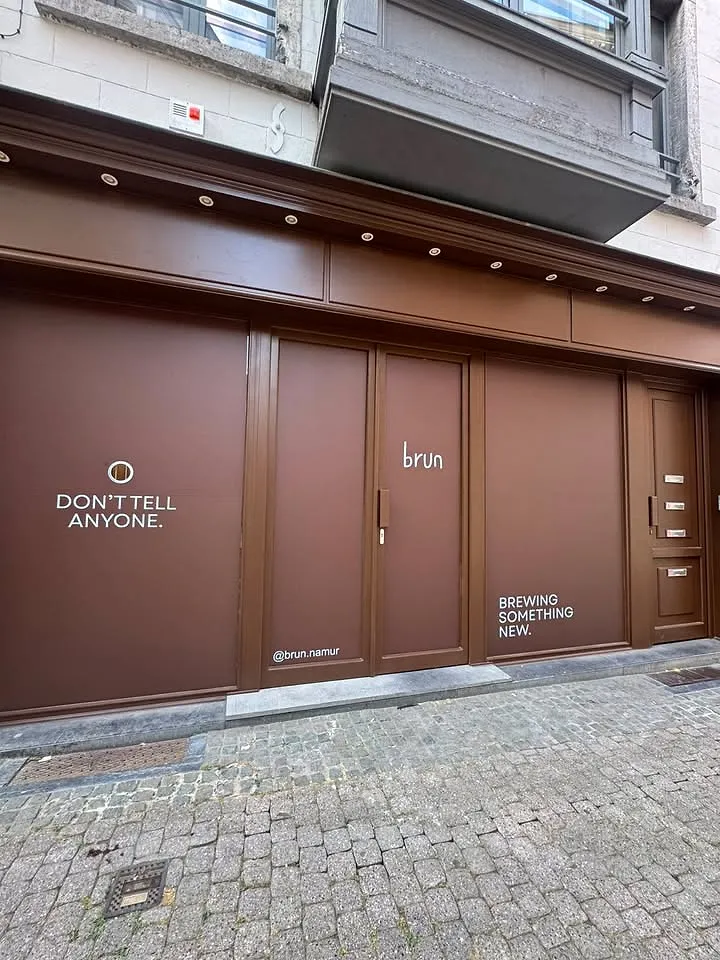 « Don’t tell anyone » : quel est ce mystérieux spot à Namur où tout le monde colle son œil ? - BRUN - Florian Lorge