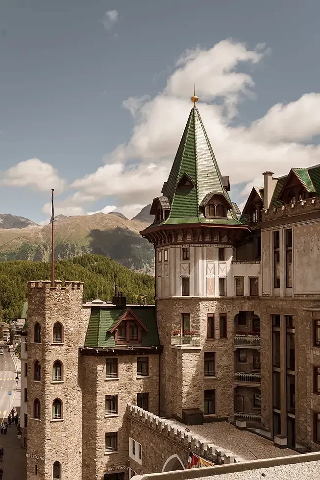 Une balançoire XXL, un palace historique ou un décor de rêve pour la rando : trois bonnes raisons d’aller en Suisse cet été - Badrutt’s Palace - La rédaction