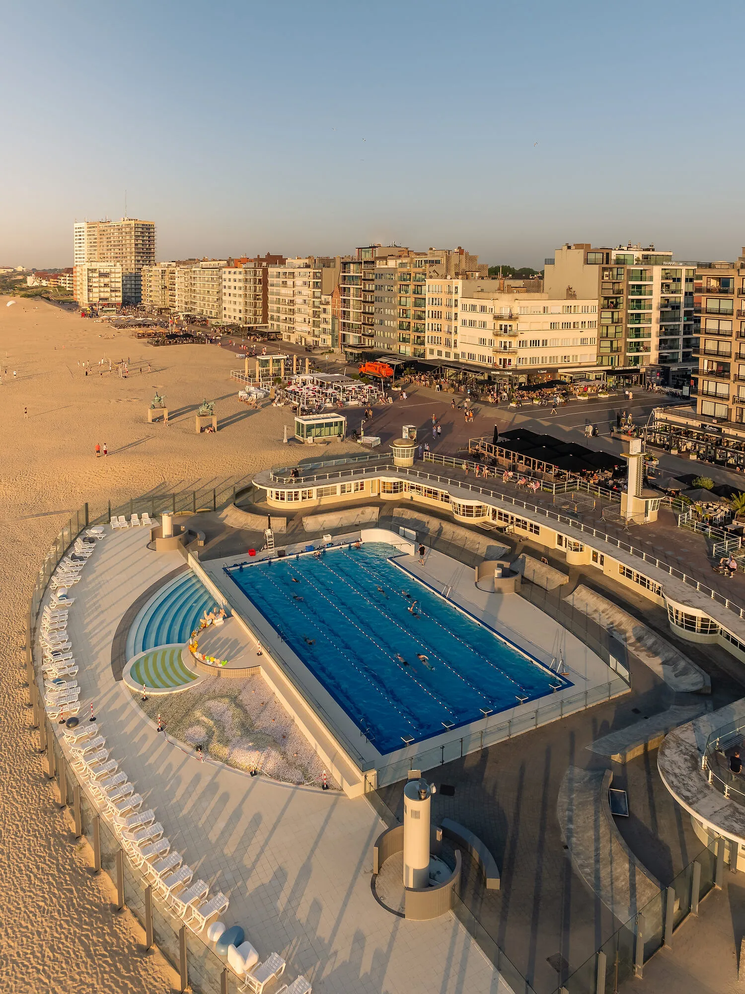 Histoire de la mer du Nord : à Ostdunkerque, cette piscine ouverte est un bijou architectural des années 60 - Westtoer - Sigrid Descamps - Journaliste