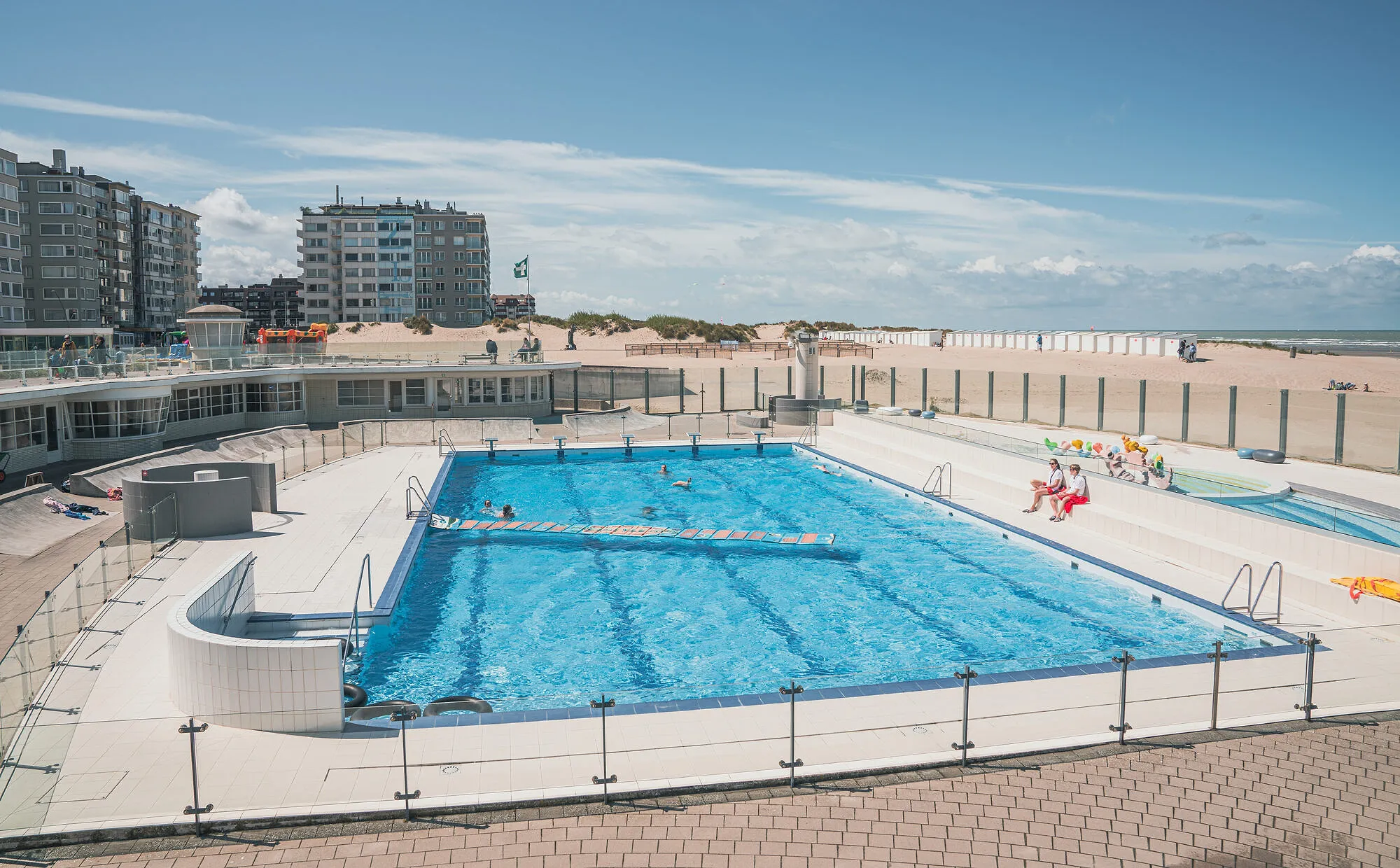 Histoire de la mer du Nord : à Ostdunkerque, cette piscine ouverte est un bijou architectural des années 60 - Westtoer - Sigrid Descamps - Journaliste