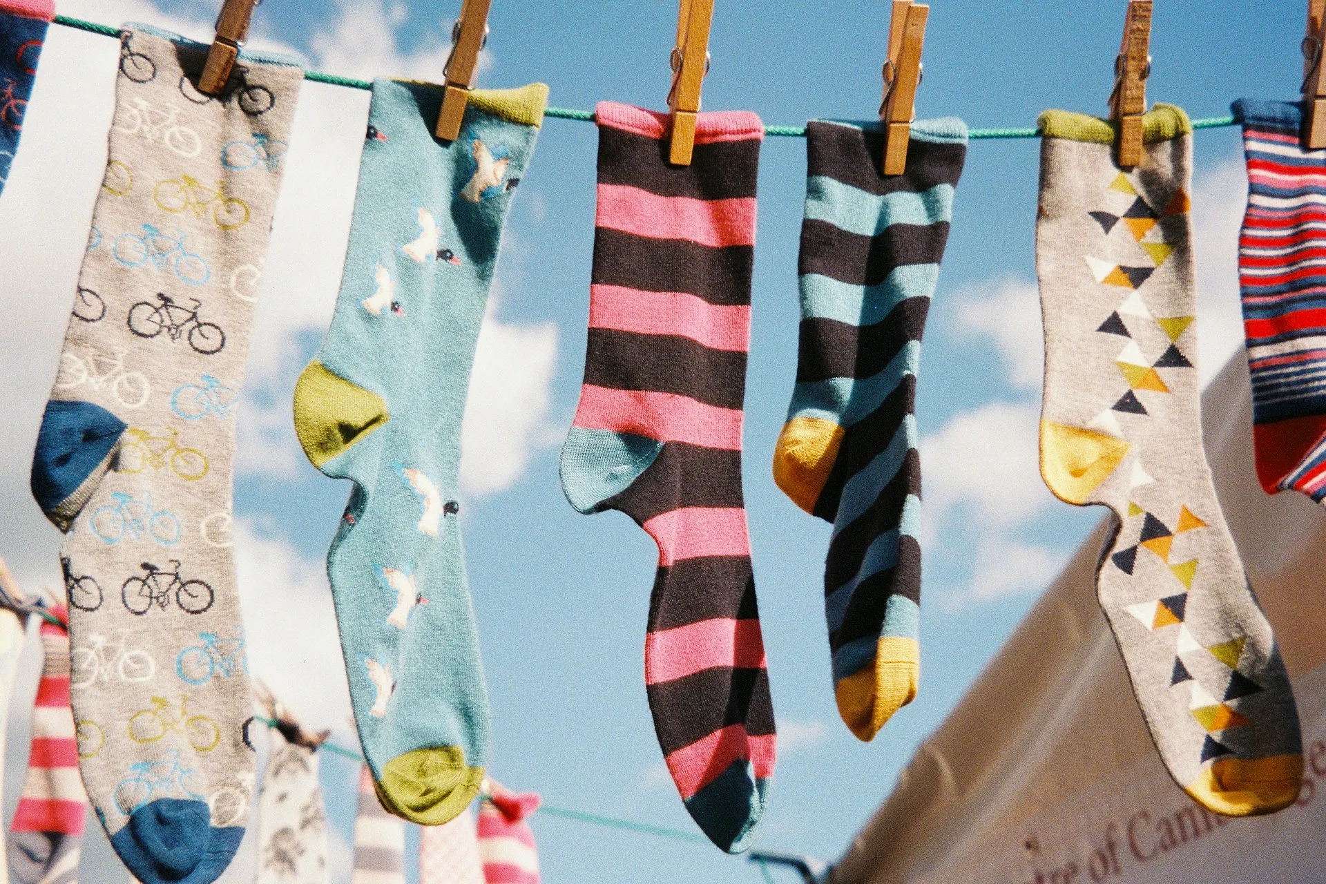 Cette grande enseigne vous invite à gagner jusqu’à 500 euros grâce à vos chaussettes dépareillées - Nick Page - Unsplash - Sigrid Descamps - Journaliste