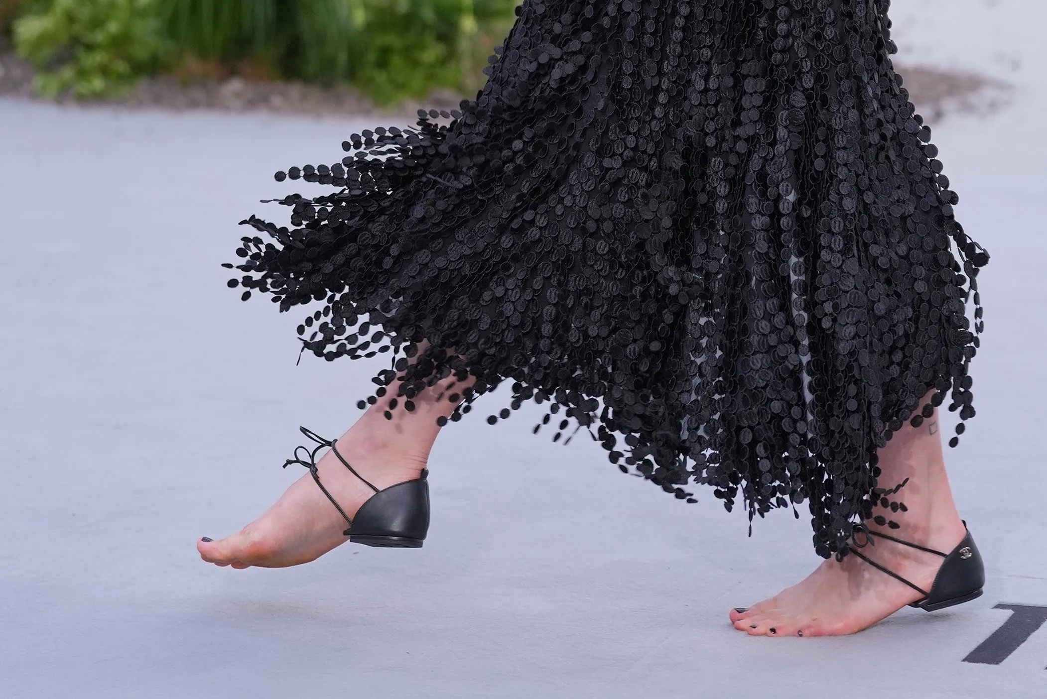 Margaret Qualley crée la sensation avec les chaussures « sans semelle » de Chanel - Photo News - Camille Vernin