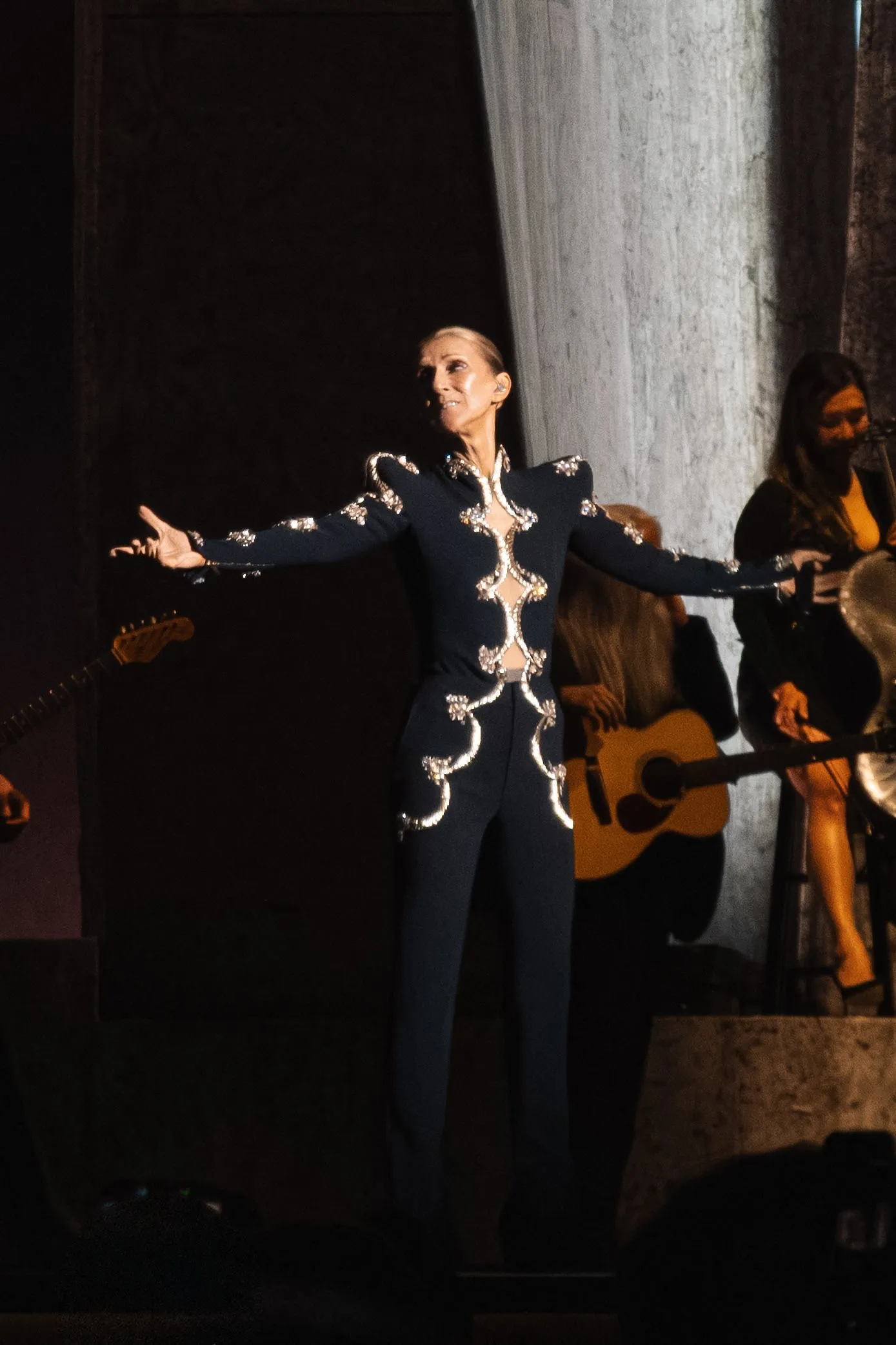 Céline Dion en concert à Paris : la star délaisse le noir pour une impressionnante robe Dior beige - Photo News - Audrey Morard