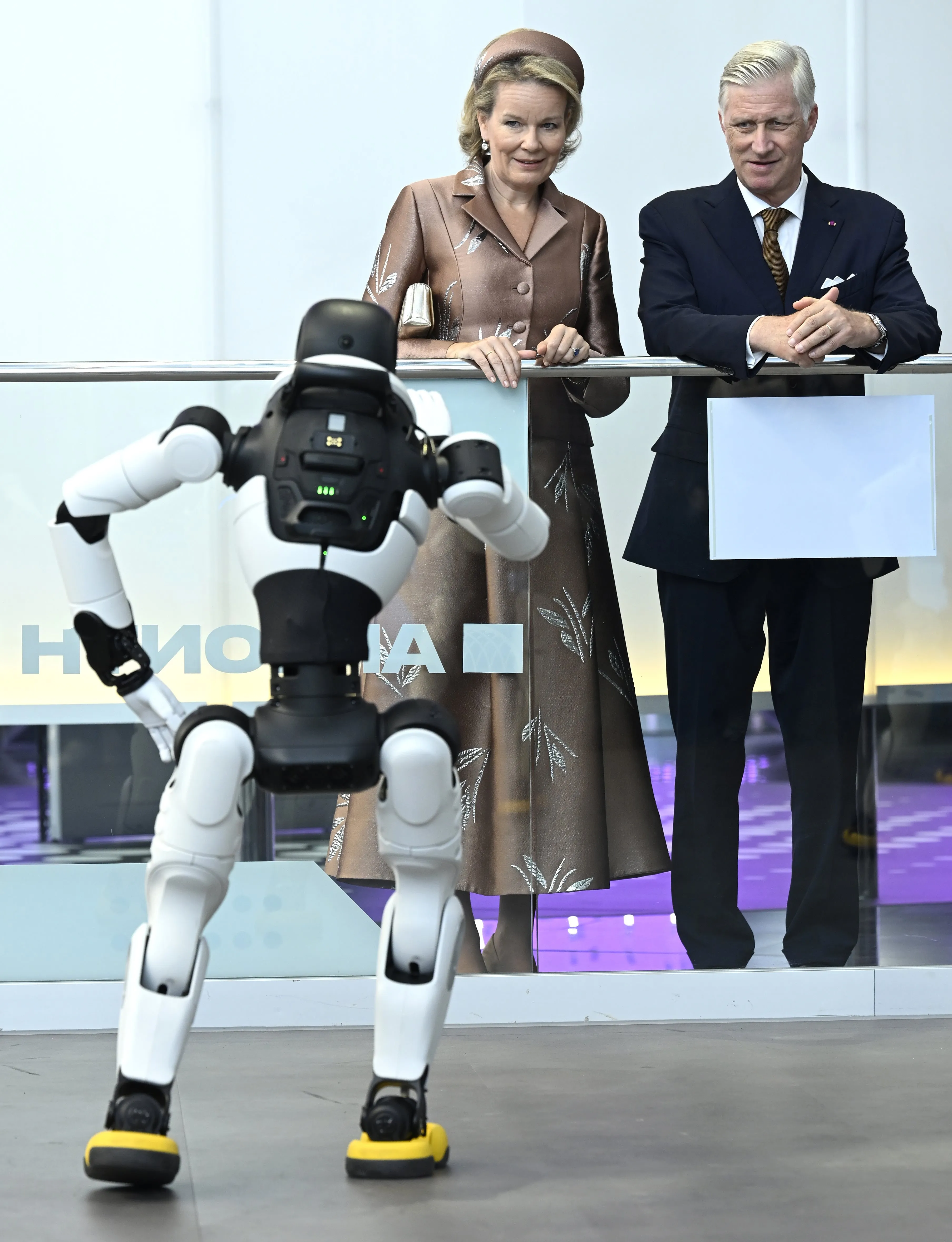 La reine Mathilde met les couleurs de l’automne à l’honneur au Kazakhstan - Photo News - Audrey Morard