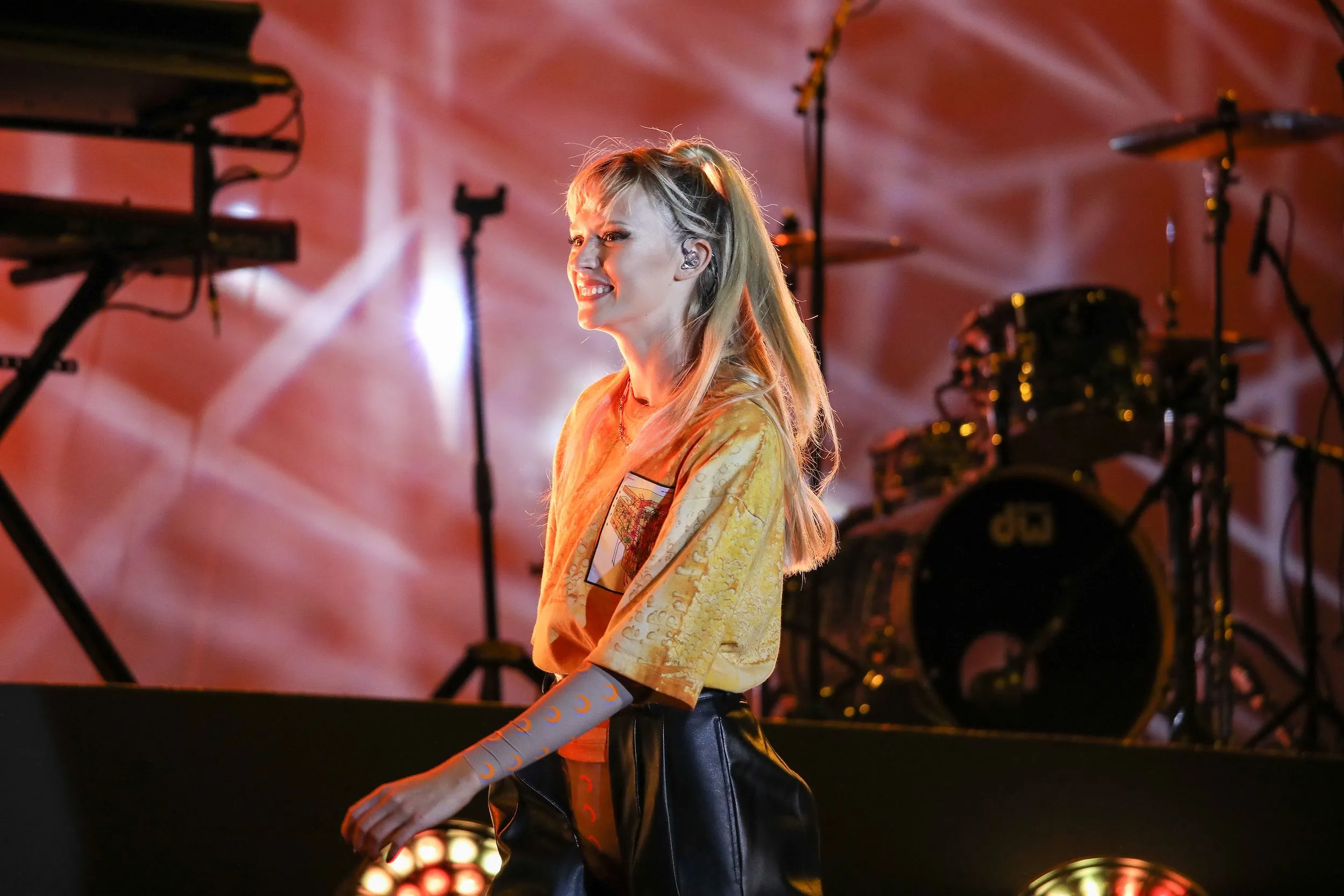Angèle : retour sur l’évolution de son style mode, de ses débuts à son dernier album Instinct - Photo News - Audrey Morard