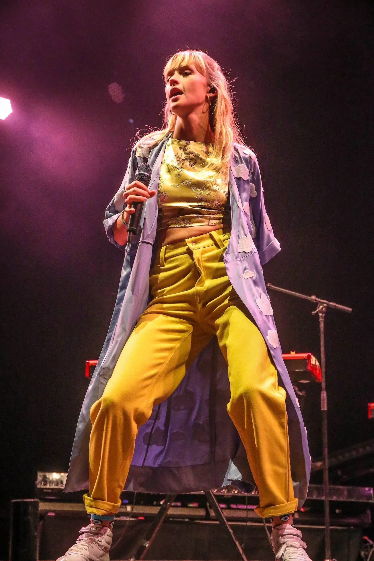 Angèle : retour sur l’évolution de son style mode, de ses débuts à son dernier album Instinct - Photo News - Audrey Morard