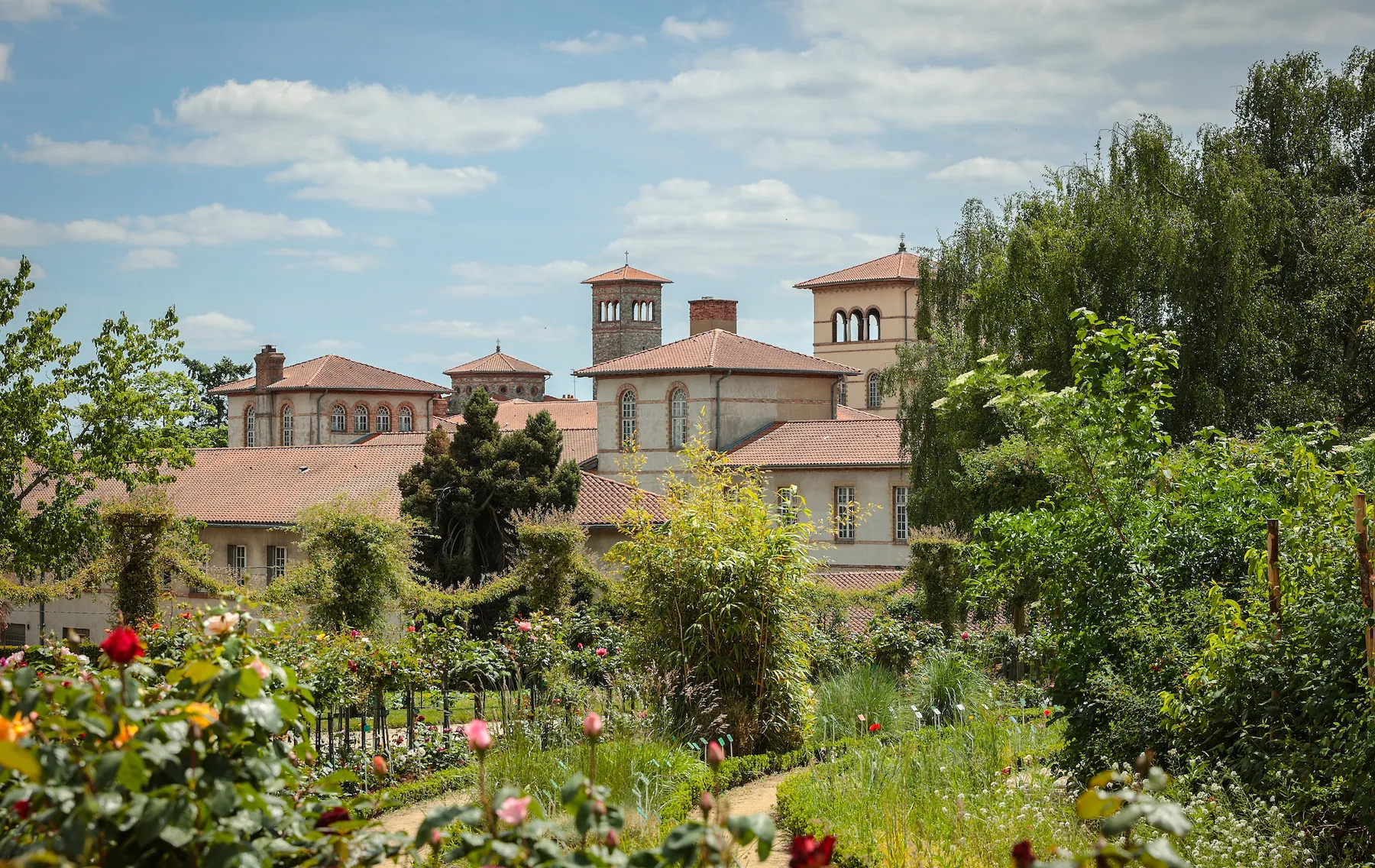 Maisons à colombages, mosaïques… Pourquoi cette charmante ville de l’ouest de la France vaut le détour - Julien Mignot - Audrey Morard