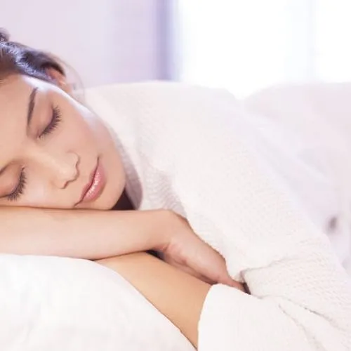 Une astuce simple et efficace pour mieux dormir - Par Tiffany Sales. Photo : Reporters.