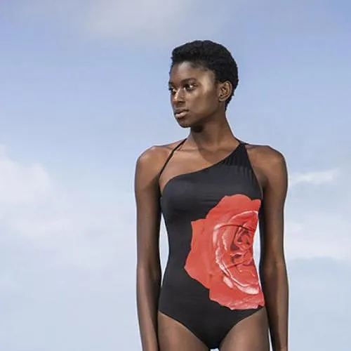 Un maillot asymetrique pour terminer l ete en beaute SoSoir