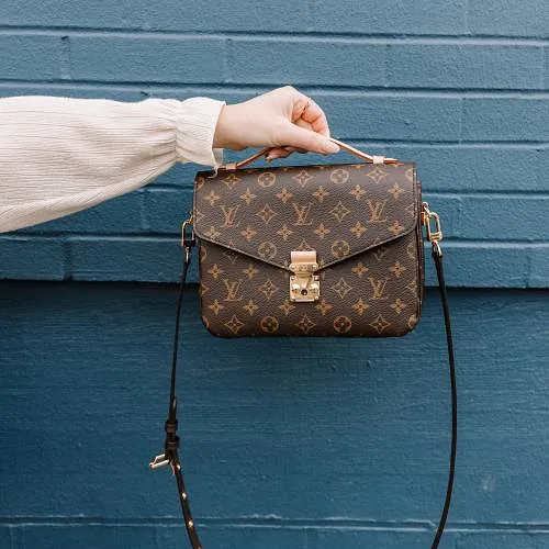 Pochette marque de luxe shop