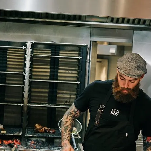 Dans les cuisines du restaurant Old Boy à Ixelles.
